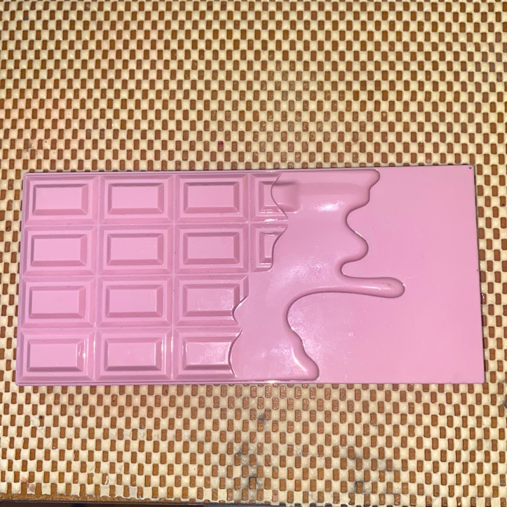 Makeup Revolution Shadow Palette - Picture 2 of 3